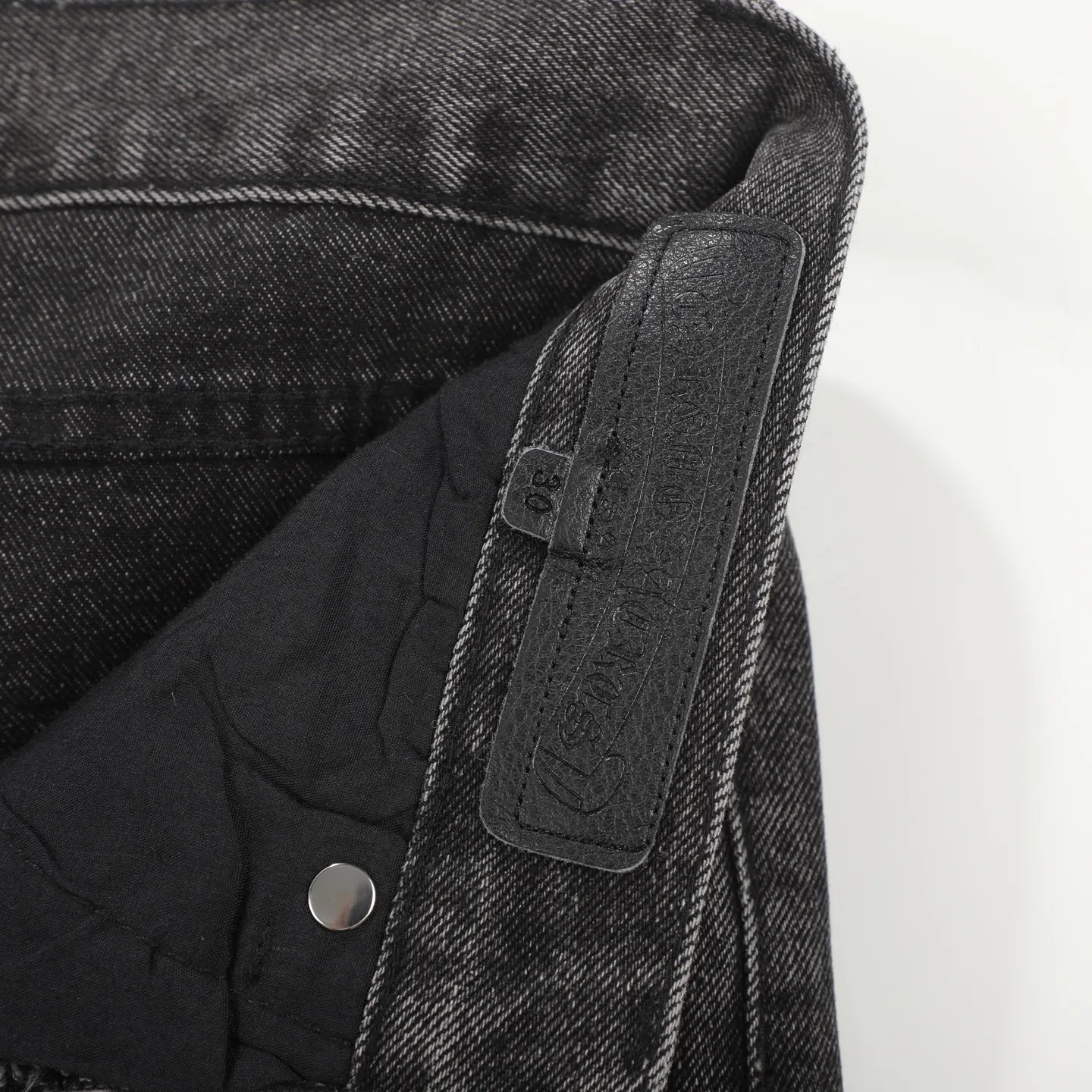 P300 Chrome Hearts CH Chrome Hearts three-color patchwork leather grimace element rapper Nomi's same style cross jeans, truly restores the ultimate vintage texture (no original standard flat version) Italian special cowhide print and then cut, custom-made sheepskin three-layer thick line leather, the whole body is spliced in heavy water washing process, craftsmen hand-splash ink, you can see the details, three-dimensional cutting version, loose and comfortable, not picky about the figure, tall and slim, factory Seiko, original factory quality control, same style for men and women Can be matched with couples. Versatile recommendation. Must-have jeans for all seasons. Color: black Size: S-XL (28-36)
